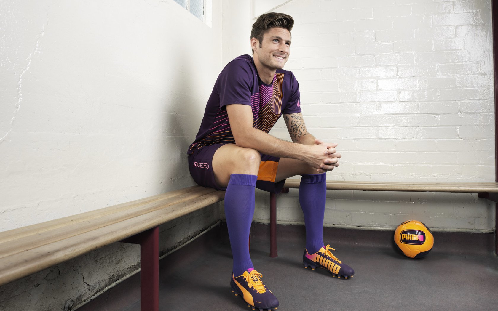 世界杯官方比赛用球发布：新科技加持提升飞行轨迹稳定性